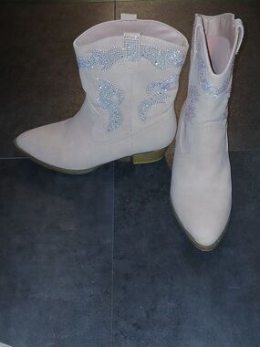 Link Size 4 Girls 6 Inch with 1 1/2 Inch Heels Light Pink Boots With Sequins.